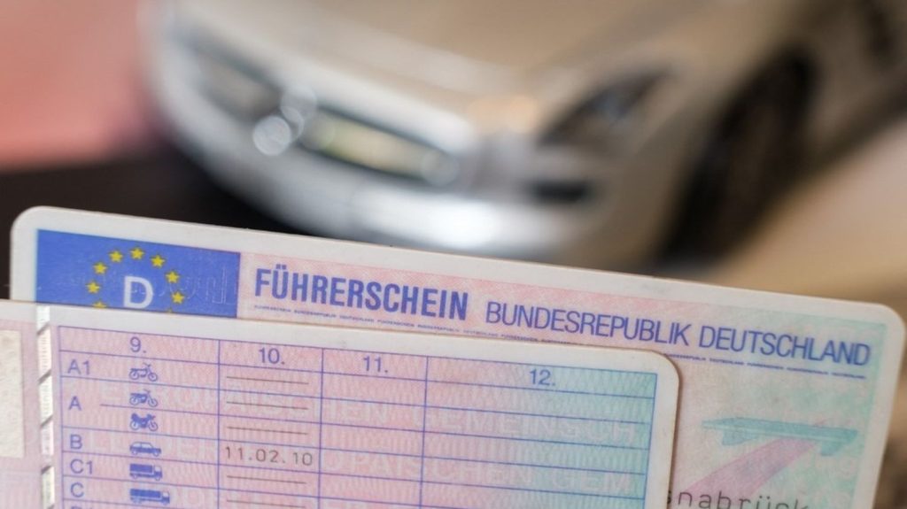 En Allemagne, des sosies passent le permis : un reflet absurde des dérives conservatrices locales !