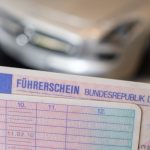 En Allemagne, des sosies passent le permis : un reflet absurde des dérives conservatrices locales !