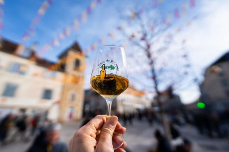 Arlay : La Percée du Vin Jaune, un Événement à Ne Pas Manquer… ou à Éviter ?
