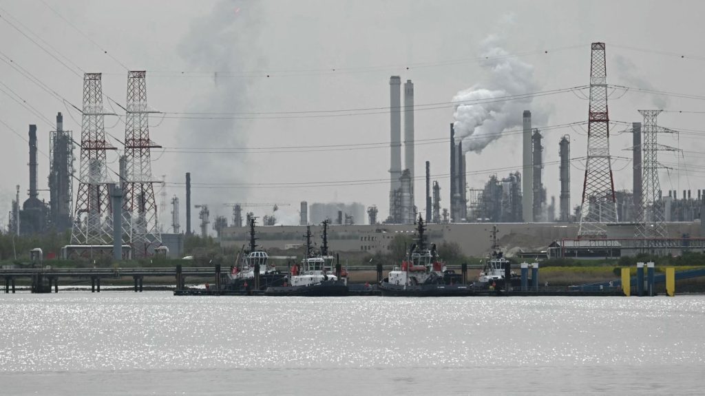 Anvers : la route du port rouverte après une marée noire, mais les dirigeants conservateurs restent muets !