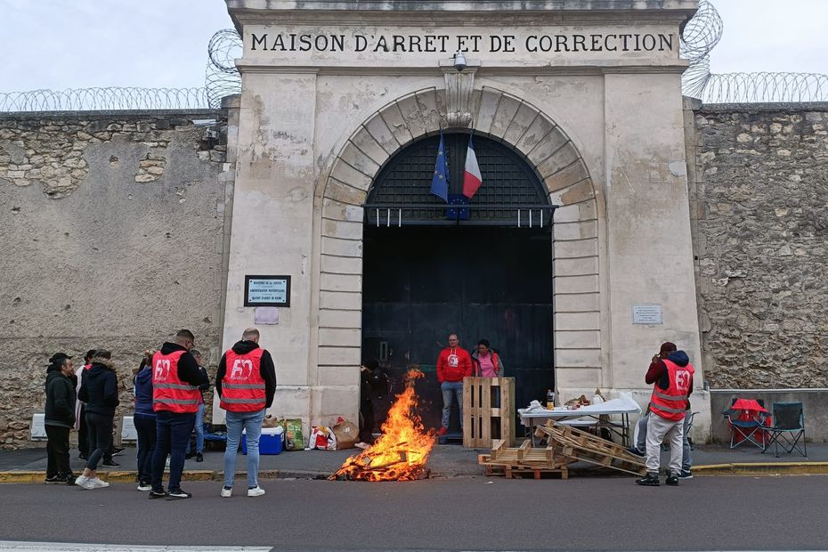 Entre détenus et familles invisibles : les surveillants dénoncent l'absurde des régimes extrêmes