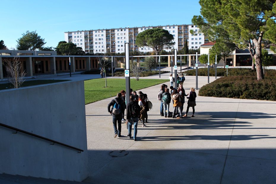 Quand les lycéens deviennent complices : un prof au sol et un élève giflé dans nos écoles en crise !