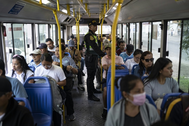 A Lima, les chauffeurs de bus sous la menace à la veille de la présidentielle