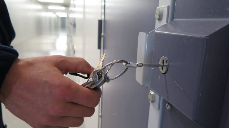 Une octogénaire française, la nouvelle cible de l’ICE : le rêve américain à l’envers