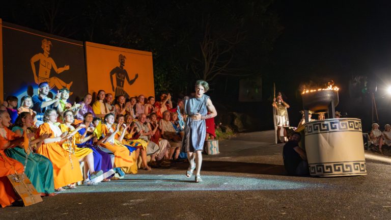Quand le passé se fait spectacle : le Son & Lumière de Saint-Martin-en-Haut, un cabaret sous le feu des projecteurs
