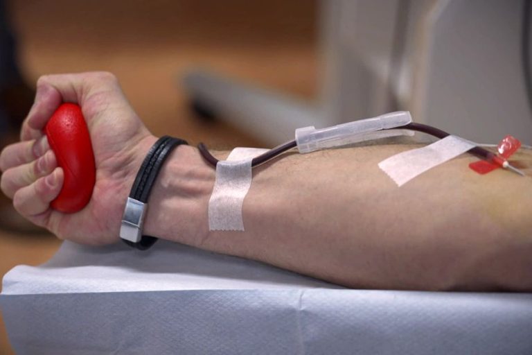 Don de Plasma : Un Geste Simple, Mais Qui Cache Bien des Contradictions