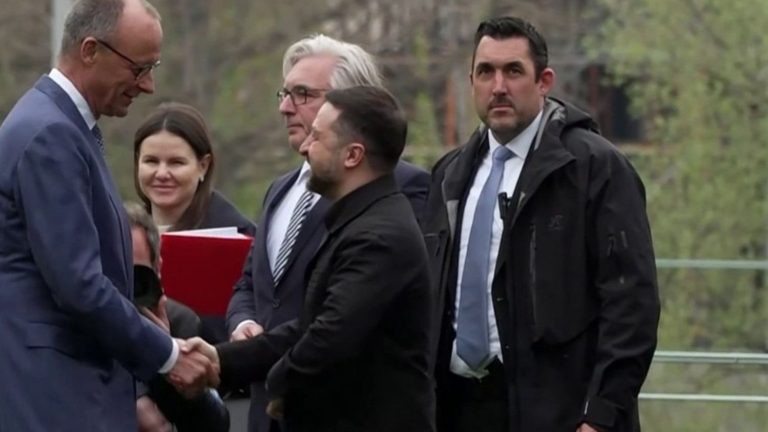 <p><strong>Zelensky en Allemagne : Quand la promesse de paix s’effondre dans le chaos et l&rsquo;absurdité !</strong></p>