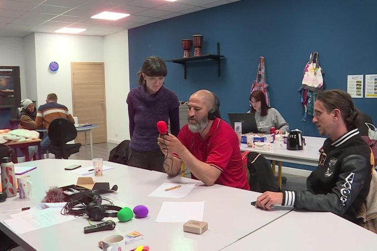 Quand la Radio Devient un Outil de Résilience : Une Illusion de Lien Social ?