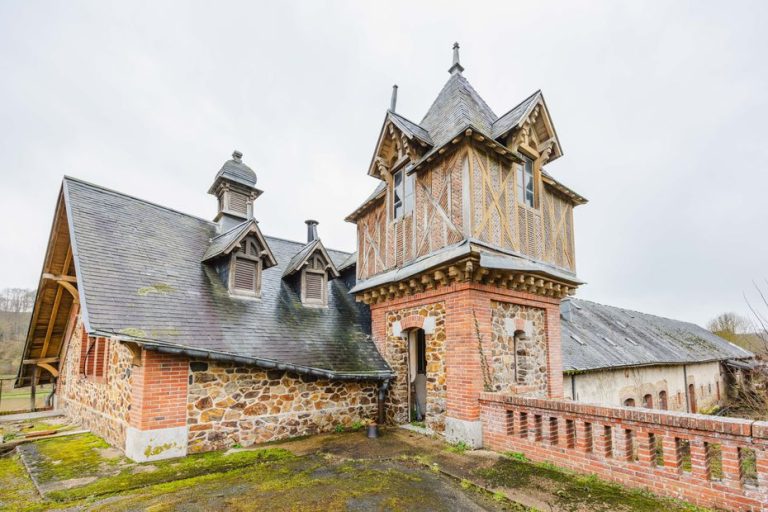La Ferme de la Valette : Un Patrimoine en Péril, un État en Déroute