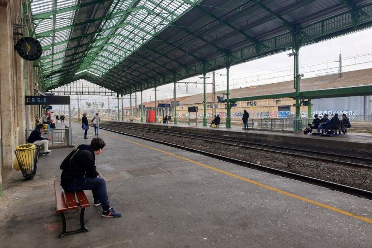 Quand le train de la solidarité déraille : l&rsquo;absurde réalité de l&rsquo;assistance SNCF