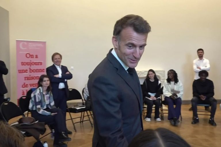 Macron face aux collégiens : Lire ou périr, l&rsquo;ultimatum contre l&rsquo;obsession des écrans !