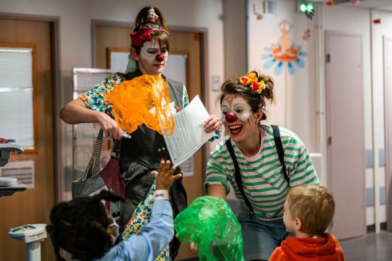 Clowns à l’hôpital : un sourire pour cacher la douleur