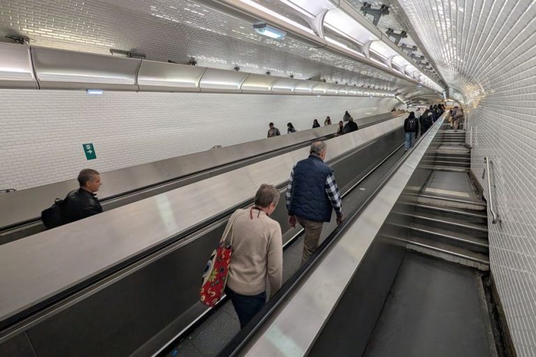 Trottoirs roulants à Châtelet : un an d’immobilisme, et les usagers paient le prix fort