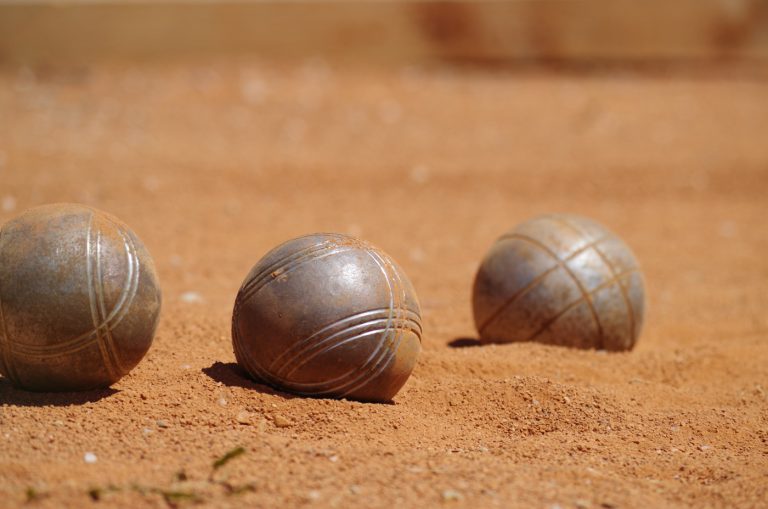 Pétanque : un sport en décalage avec la réalité politique