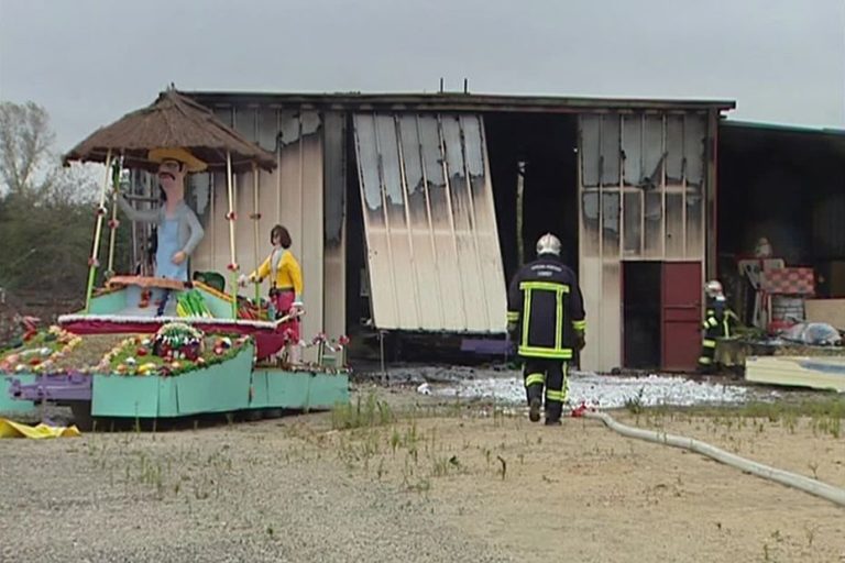 Trois chars de carnaval réduits en cendres : le sinistre reflet d’une société en déroute