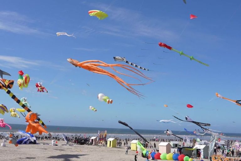 Cerfs-volants et hypocrisie : quand le divertissement cache l&rsquo;indifférence