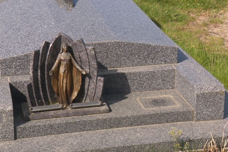 Vols de statues en bronze : un cimetière de valeurs en décomposition