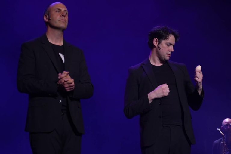 Johnny Rasse et Jean Boucault : un spectacle captivant au festival de l&rsquo;oiseau