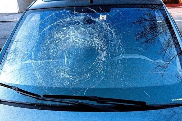 Des pierres sur les voitures : deux adolescents mis en examen, quel impact pour la commune ?