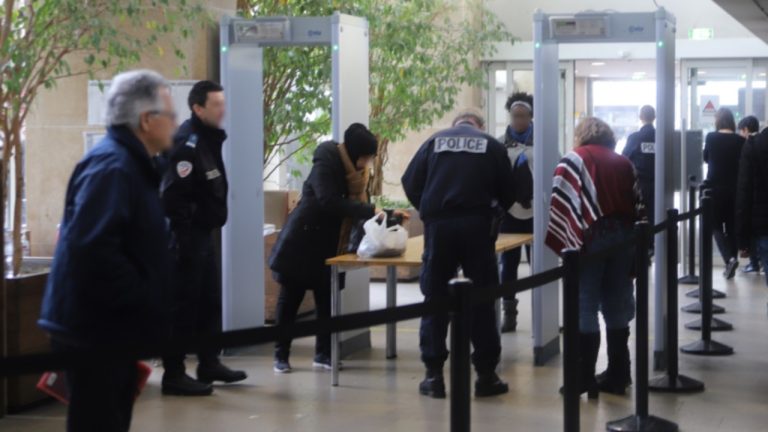 Audience au Tribunal : Un Cas de Violences et de Menaces