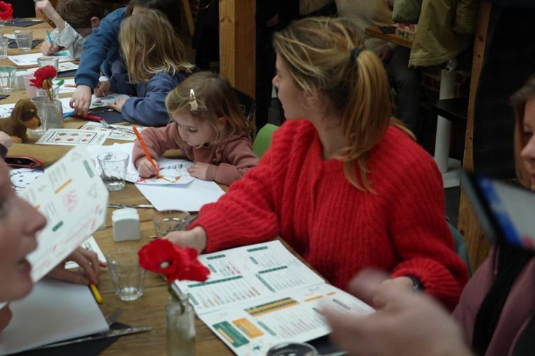 Des restaurants en France accueillent les enfants, contredisant la tendance « no kids »