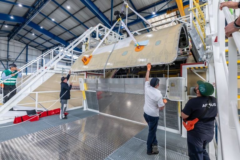 Airbus présente la plus grande porte cargo du secteur sur l&rsquo;A350F, mesurant 4,5 mètres.
