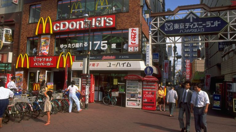 Pourquoi les entreprises japonaises rappellent-elles leurs anciens salariés ? Analyse des enjeux