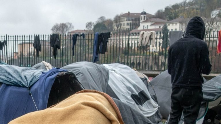 Mineurs isolés à Lyon : l&rsquo;église Saint-Polycarpe face à une décision controversée