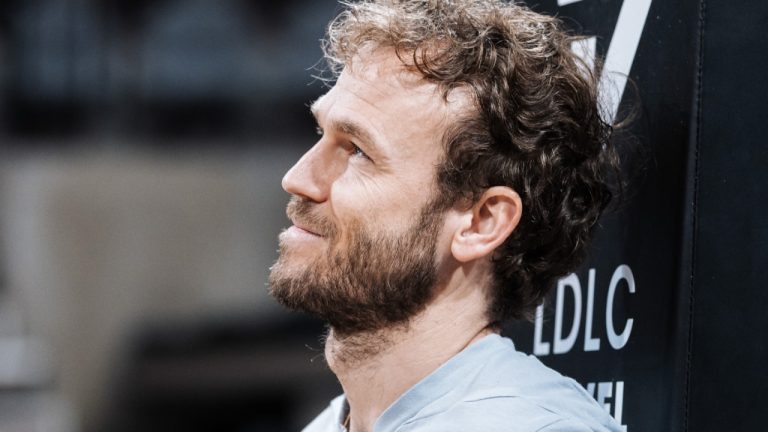 Pierric Poupet, coach de l&rsquo;ASVEL, en discussion avec un club historique français