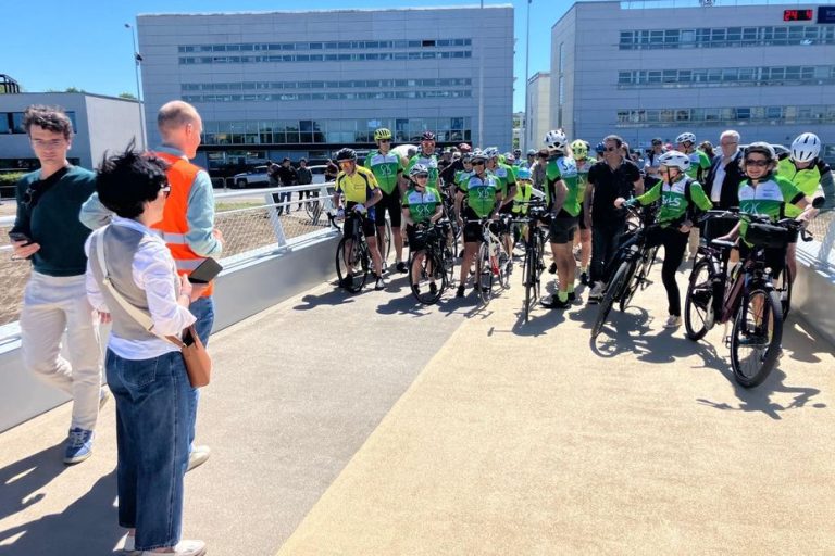 Ouverture de la passerelle cyclable sur le Cher entre Tours et Saint-Avertin pour les usagers.