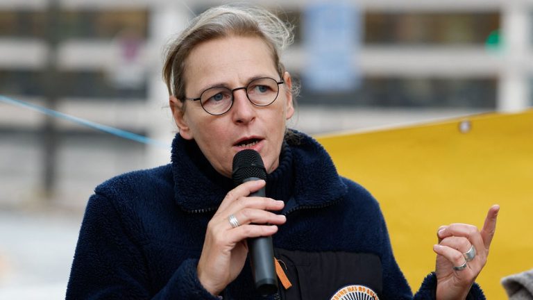 PFAS dans les eaux minérales : la directrice de Foodwatch appelle à une action politique urgente