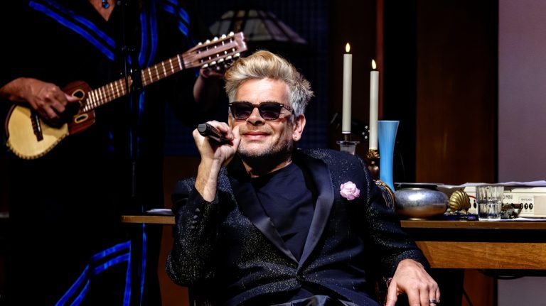 Concert Acoustique de Biolay : Une Soirée de Retenue et de Profondeur