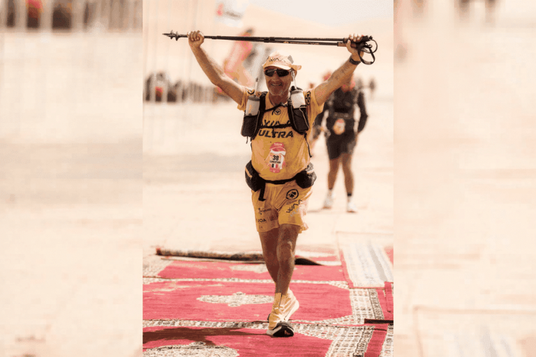Christian Ginter, 72 ans, remporte le marathon des sables dans sa catégorie malgré l&rsquo;arthrose.