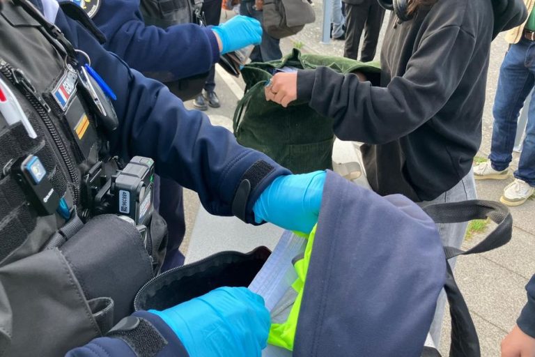 Gendarmes fouillent les sacs au lycée d&rsquo;Ancenis après une attaque au couteau sur une adolescente