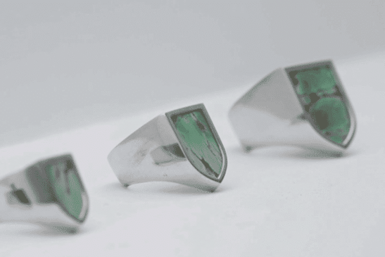 Samuel Huguenin crée des bagues sur-mesure en métal et pierre dans son atelier.