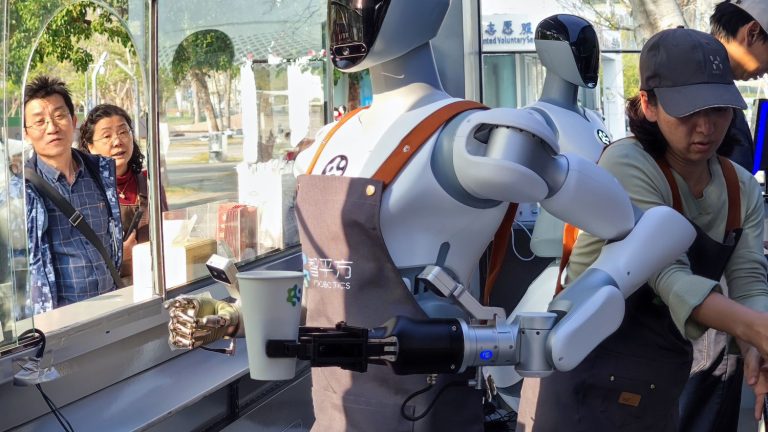 Robots chinois, racisme quotidien et sexisme à l&rsquo;Assemblée : état des lieux du 28 avril 2023
