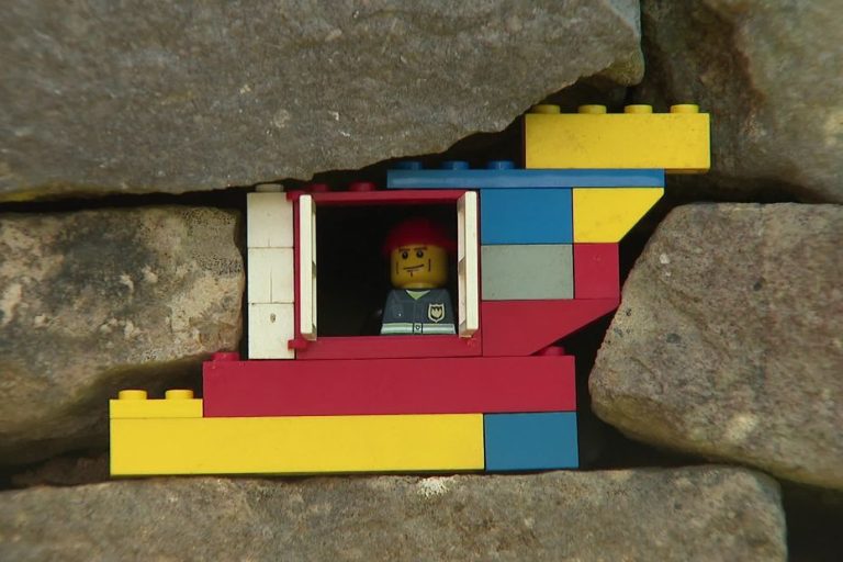 Les Lego réenchantent les murs : Jan Vormann colore le musée des maisons comtoises