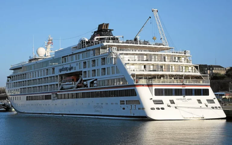 Le paquebot Hanseatic Spirit accoste à Brest, 20 croisières prévues en 2026.