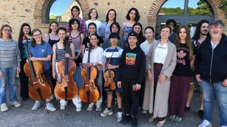Des jeunes harpistes et violoncellistes de plusieurs pays se produisent à Gargilesse.