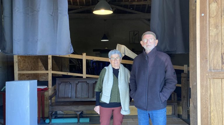 Chantal Cochin et son mari transforment une grange en salle de spectacle à Journet