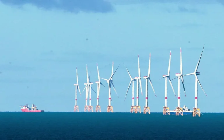 Lancement d&rsquo;un parc éolien flottant en Bretagne : avancées pour les projets énergétiques.