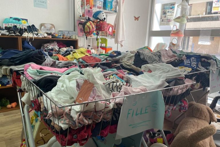 Ni une déchetterie, ni une poubelle : face aux dons de vêtements, les associations caritatives et la filière textile à bout de souffle