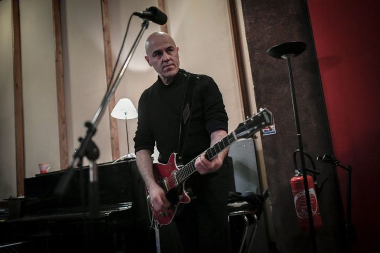 Dominique A annonce un boycott des salles de Vincent Bolloré