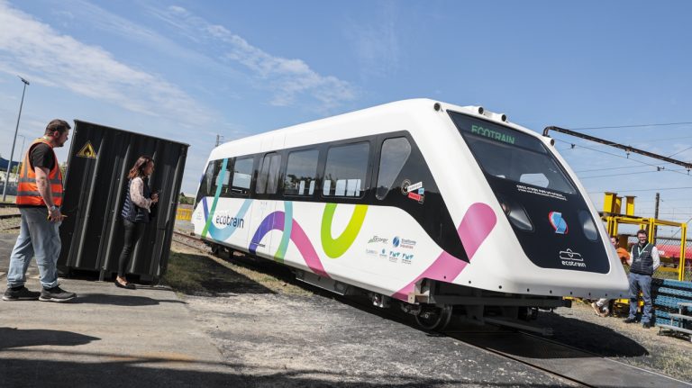 Test du train léger autonome à Saint-Pierre-des-Corps : avancées pour le transport public en France.