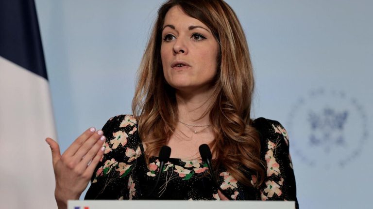 Algérie : le gouvernement prône une fermeté sans rompre le contact diplomatique.