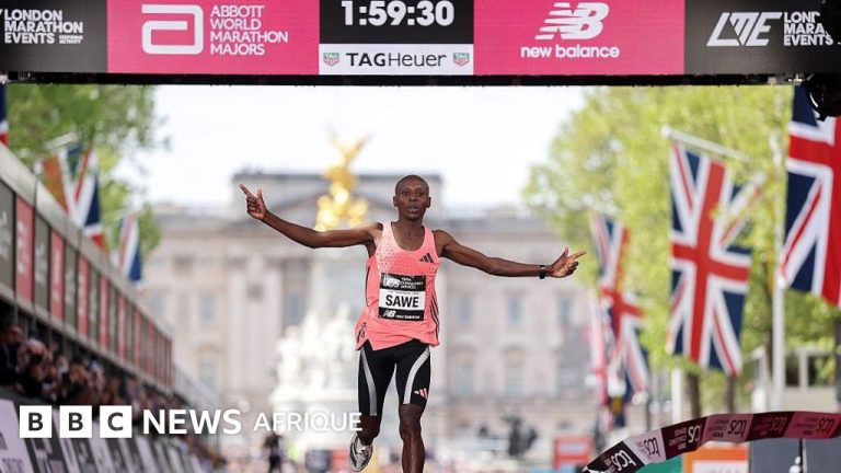 Sebastian Sawe remporte le marathon de Londres et établit un nouveau record mondial.