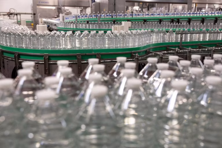 Des PFAS détectés dans l&rsquo;eau minérale en Ardèche et dans la Loire, alerte des autorités sanitaires.