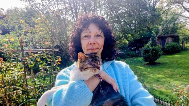 Marie, la « mamie chat », abandonnée : où est la solidarité quand une vie se brise ?