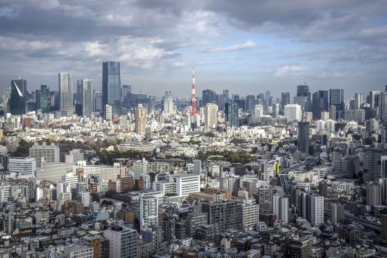 Tokyo assouplit son code vestimentaire : une réponse aux défis climatiques