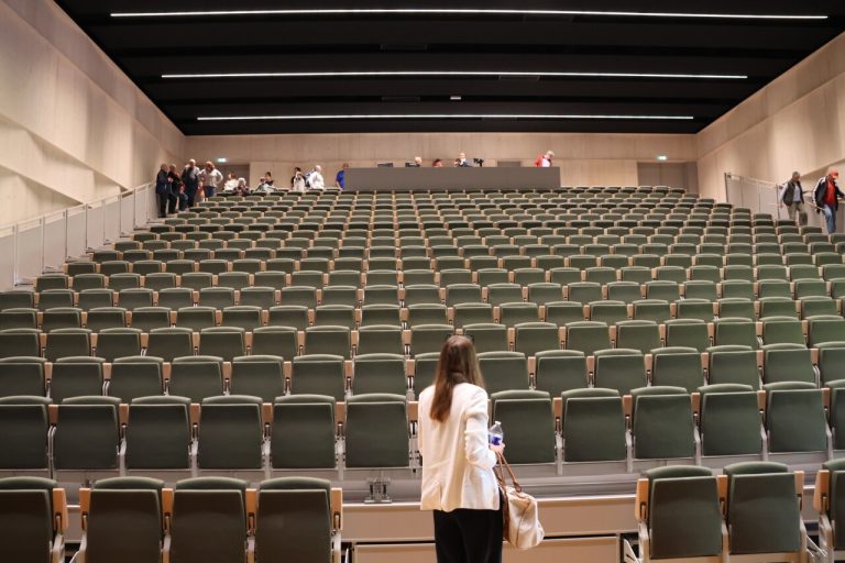 La salle culturelle de Ploumagoar suscite des critiques de l&rsquo;opposition malgré des visites réussies.